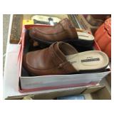 2 pairs of shoes / pair of gloves - size LARGE