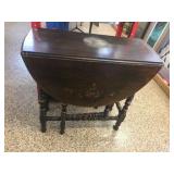 Gateleg drop leaf table w/floral