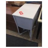 Metal wash tub on legs w/cover