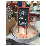 Small decorative easle / 2 round trays