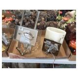 2 Wall mount light fixtures