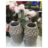 3 matching ceramic vases / artificial flowers