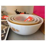 Set of 4 Pyrex mixing bowls
