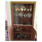 Collector plates & assorted decorators in built