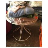 Towels & mini metal table