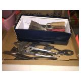 Pliers, putty knives