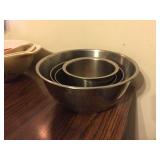 Nesting mixing bowls