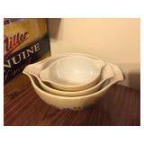 Nesting Pyrex mixing bowls