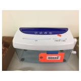 Hand crank cd/credit card & paper shredder