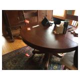 Round dining table with 2 leaves. 48" diameter