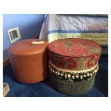 2 ottomans