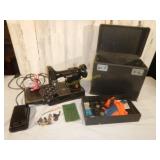 SINGER 221-1 Featherweight Sewing Machine w Case