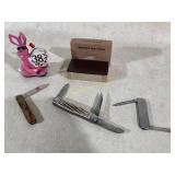 3 POCKET KNIVES, COLONIAL, CARLSBERG BEER ,HANKLES