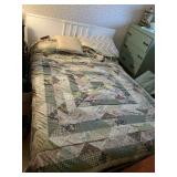 Full bed with wooden headboard & quilt