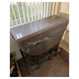Gate leg foldable table