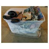 Tote w/ table runners & linens