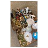 Figurines, decorative houses