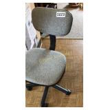 Swivel office chair