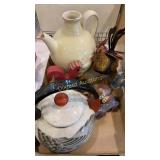 Tea kettle, decorative chickens