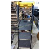 Step ladder with tray