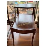 Wooden end table (Approx 25"x 26"x16")