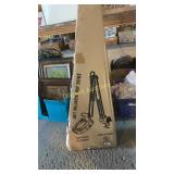 Swing arm magnifying lamp