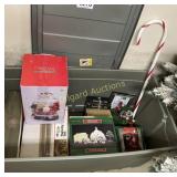 Large tote w/Lid of Christmas decor