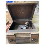 Vintage Victrola record player/ radio