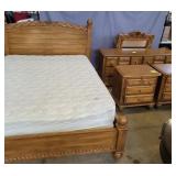 5 pc Queen Bedroom set (Nice!)