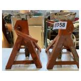 (2) Jack stands