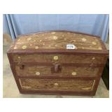 Wooden trunk (22"x19")