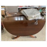 Drop Leaf Table w/Table top pad