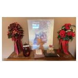 Picture frame, small pillows, flowers and more