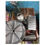 Miscellaneous kitchenware lot