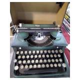 Vintage Royal Typewriter Vintage Royal Typewriter