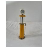 Mini super service Chevrolet gas pump