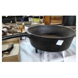 Cast Iron Raised pan/skillet