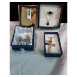 Necklace sets and necklaces