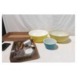 Vintage Pyrex Mixing Bowls and...