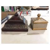 Pair of Trinket Bo es with Lids
