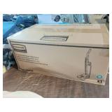 Rubbermaid 12" Standard Manual Height Vaccum