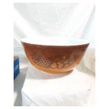 Retro Pyrex 2-1/2qt Mixing Bowl.