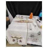 Vtg Embroidered Table Runners