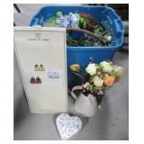 Tote with lid including various wreaths, Tote with lid including various wreaths,