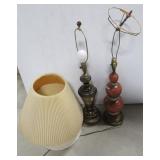 (2) Electric lamps with shades. Largest measures (2) Electric lamps with shades. Largest measures