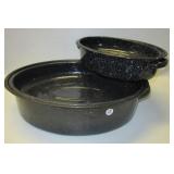 (2) Enamel roasting pans with lids. (2) Enamel roasting pans with lids.