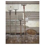 Bushell basket with (2) pitch forks, potato fork, Bushell basket with (2) pitch forks, potato fork,