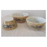 Set of (3) Vintage Pyrex graduating bowls.