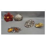 (5) Brooches of various designs including leaf,