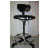 Vintage Cramer swivel chair. Note: No rips or